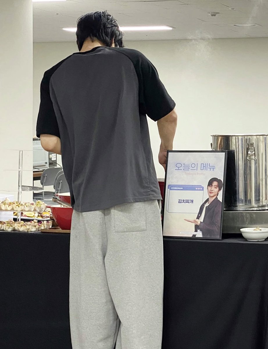 aimhyoseop's tweet photo. bon appétit. I became stronger thanks to the food. seriously. https://t.co/5YjwuEjzOh