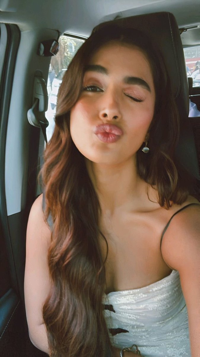 Sareem48's tweet photo. The Face Card men Go to war for ❤️‍🔥

Pooja Hegde is the Ultimate Crush for many boys.

The day She Gets married, a lot of hearts will definitely Break🤩 https://t.co/66BwzQzoJm