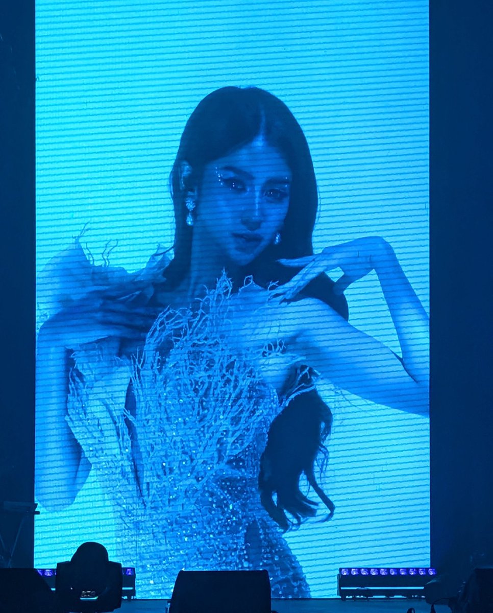 2ne7swift's tweet photo. kskksksksksksksk sabi ko talaga sa isip ko parang pugad yung suot ni @zuluetAlfea, sorry na agad π
#G22 #G22_TheFirstConcert #G22_TheEveOfAnAlpha https://t.co/bInXNXwAG8