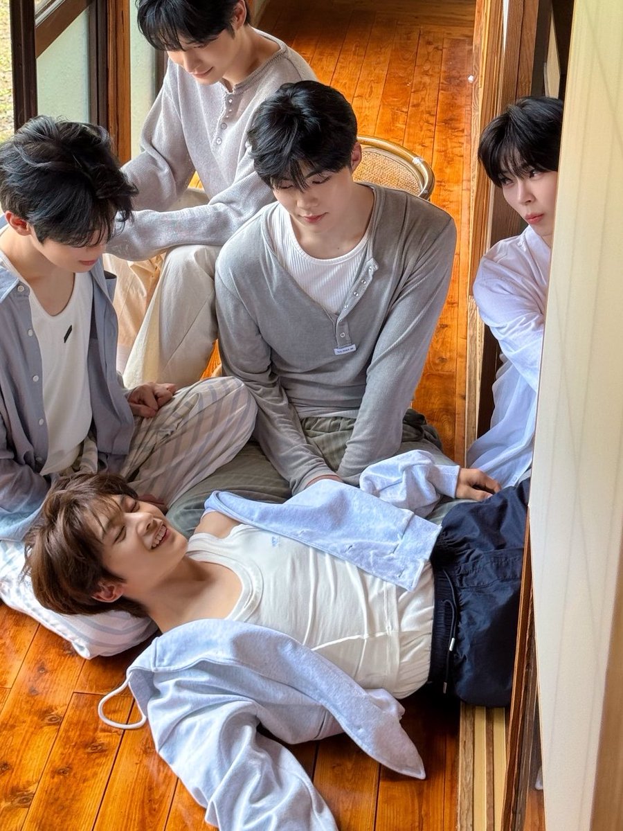 theobottt's tweet photo. its bin going from laughing to realizing gunwook hasnt taken his eyes off matthew once https://t.co/zUAlK4KbwR