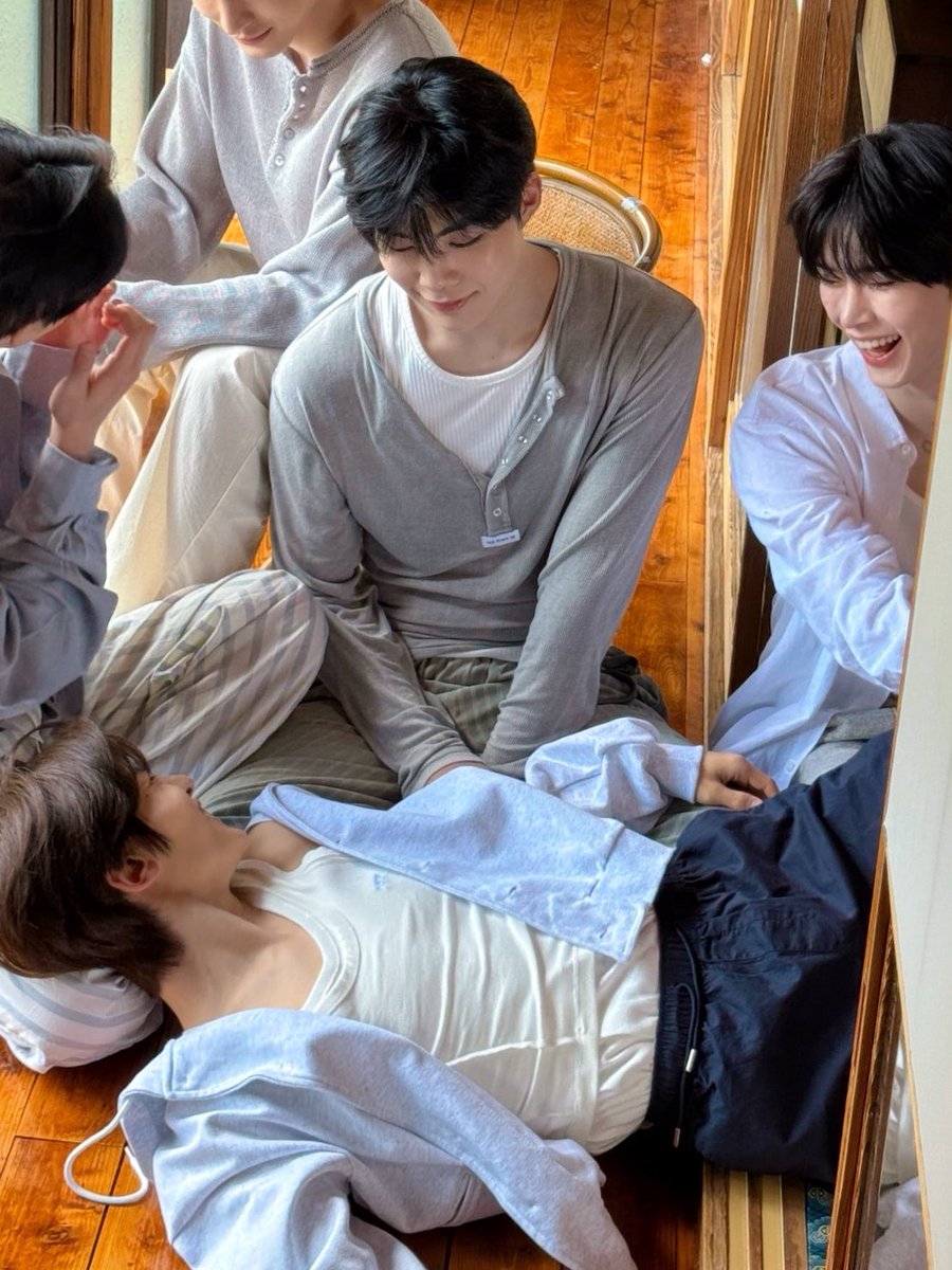 theobottt's tweet photo. its bin going from laughing to realizing gunwook hasnt taken his eyes off matthew once https://t.co/zUAlK4KbwR