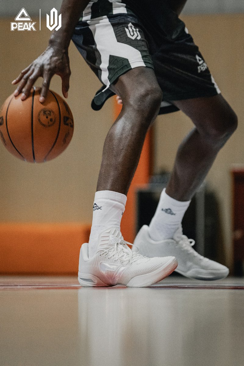 PEAKSPORTINTL's tweet photo. All eyes on AW5. 👀🏀

Wiggins put his new signature shoe to work in China — testing every cut, stop, and takeoff on court.

#PEAKSPORT #AndrewWiggins #WigginsChinaTour #PEAKBasketball #PEAKtaichi #PEAKSPORThq https://t.co/69hQ2oN7aQ