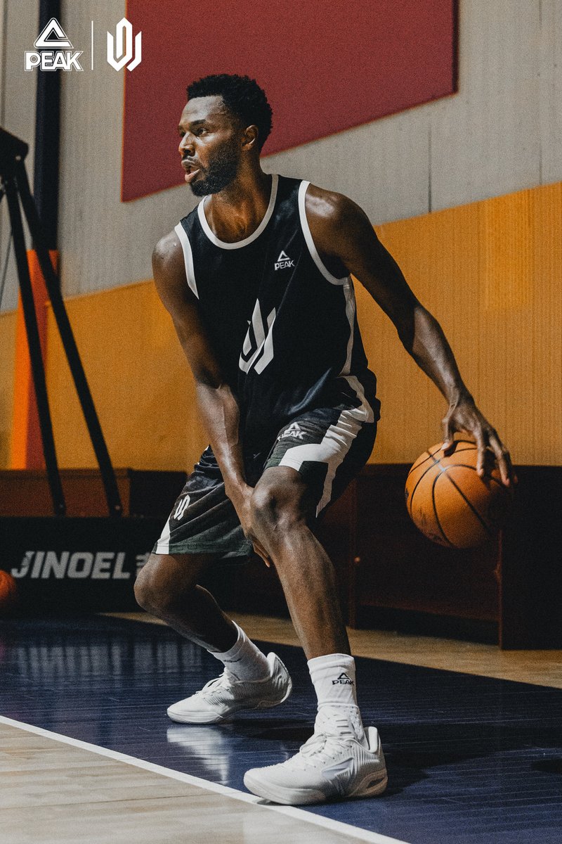 PEAKSPORTINTL's tweet photo. All eyes on AW5. 👀🏀

Wiggins put his new signature shoe to work in China — testing every cut, stop, and takeoff on court.

#PEAKSPORT #AndrewWiggins #WigginsChinaTour #PEAKBasketball #PEAKtaichi #PEAKSPORThq https://t.co/69hQ2oN7aQ