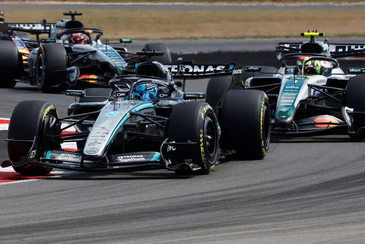 MercedesAMGF1BR's tweet photo. 🚨 | A McLaren está três meses atrasada em relação a Mercedes

Em relação ao W17, o MCL40 tem muito mais arrasto e menos downforce. É por isso que a equipe de Woking quer introduzir a asa “Macarena”. Posto isso, Andrea Stella afirma que a diferença para a Mercedes se dá em 70% nas curvas e 30% nas retas.

Os pilotos da Mercedes, da Alpine e Carlos Sainz receberam a nova bateria de Brixworth. No entanto, a McLaren não dispõe da nova peça, pois afirma que ainda há quilometragem a ser completada com a especificação antiga do motor.

Não foi uma atualização de desempenho, mas uma maior confiabilidade significa que a Mercedes pode executar suas unidades de potência de forma mais agressiva, desbloqueando uma vantagem extra que a McLaren não tem atualmente.

[@wearetherace]