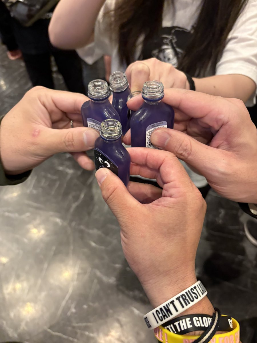 wildfuckinopen's tweet photo. だんだんクライナー酒相撲の規模がデカくなってきてるのｺﾜｲｺﾜｲ(∩´﹏`∩)

ごちそうさまでした(∩´﹏`∩) https://t.co/F0Wok777Ue