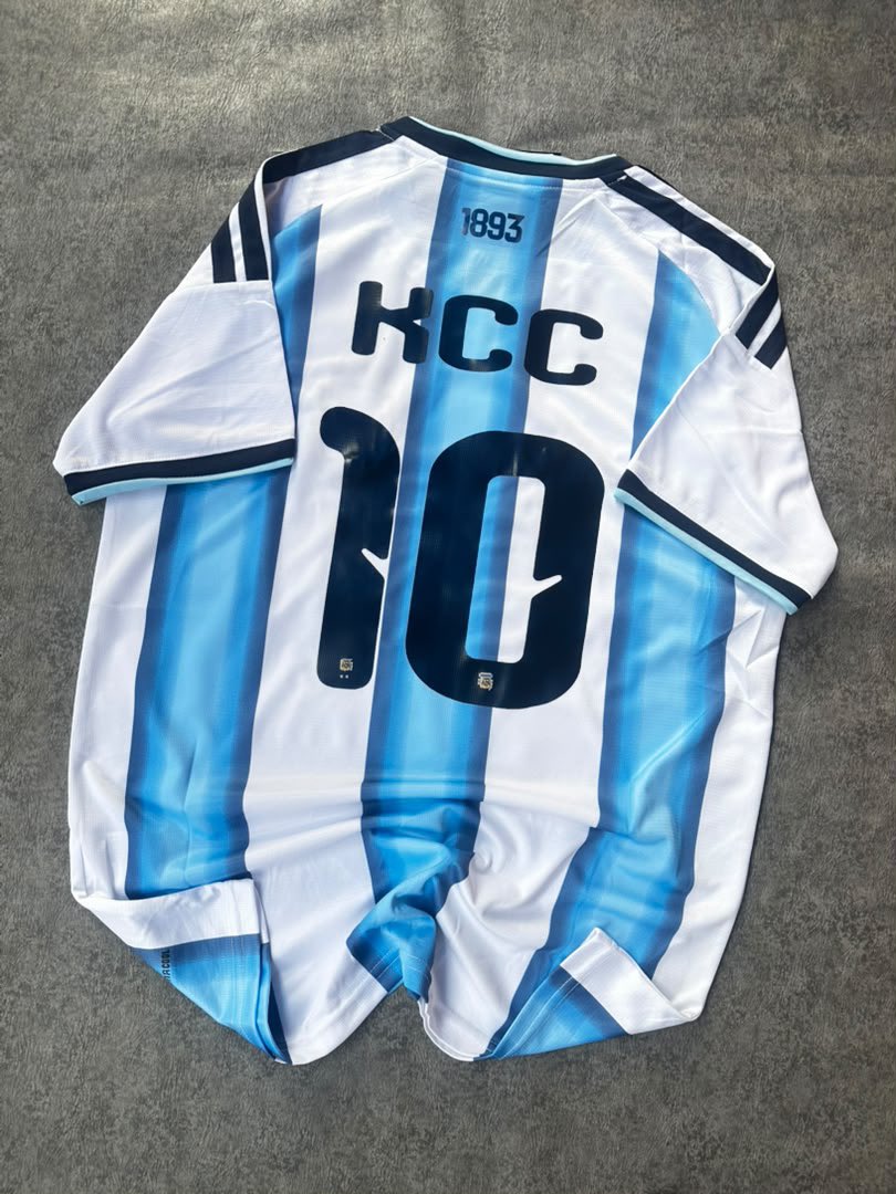 Oyeronkebaby's tweet photo. ARGENTINA HOME KIT 🇦🇷 
AVAILABLE IN SIZES 🛍️ 
S-XXL
PRICE 🏷️ N17,000
CUSTOMIZATION 🏷️ N3,000

Kindly repost🙏🙏 https://t.co/bvcc3hmsWF