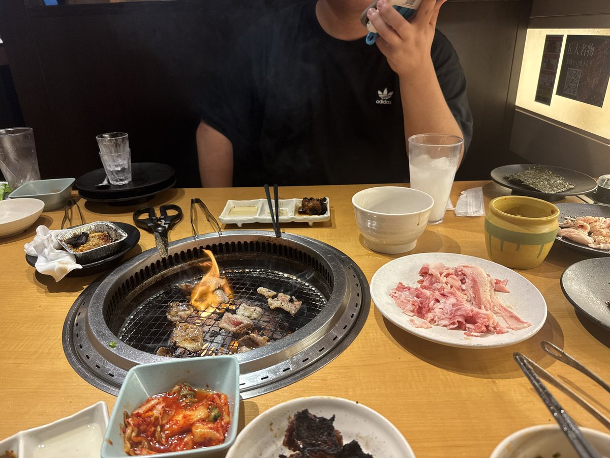 radishkaiware's tweet photo. ジャイアンさんと焼肉来たら一生BGMが南国っぽい曲で気まづい https://t.co/jOp9D2R3XO