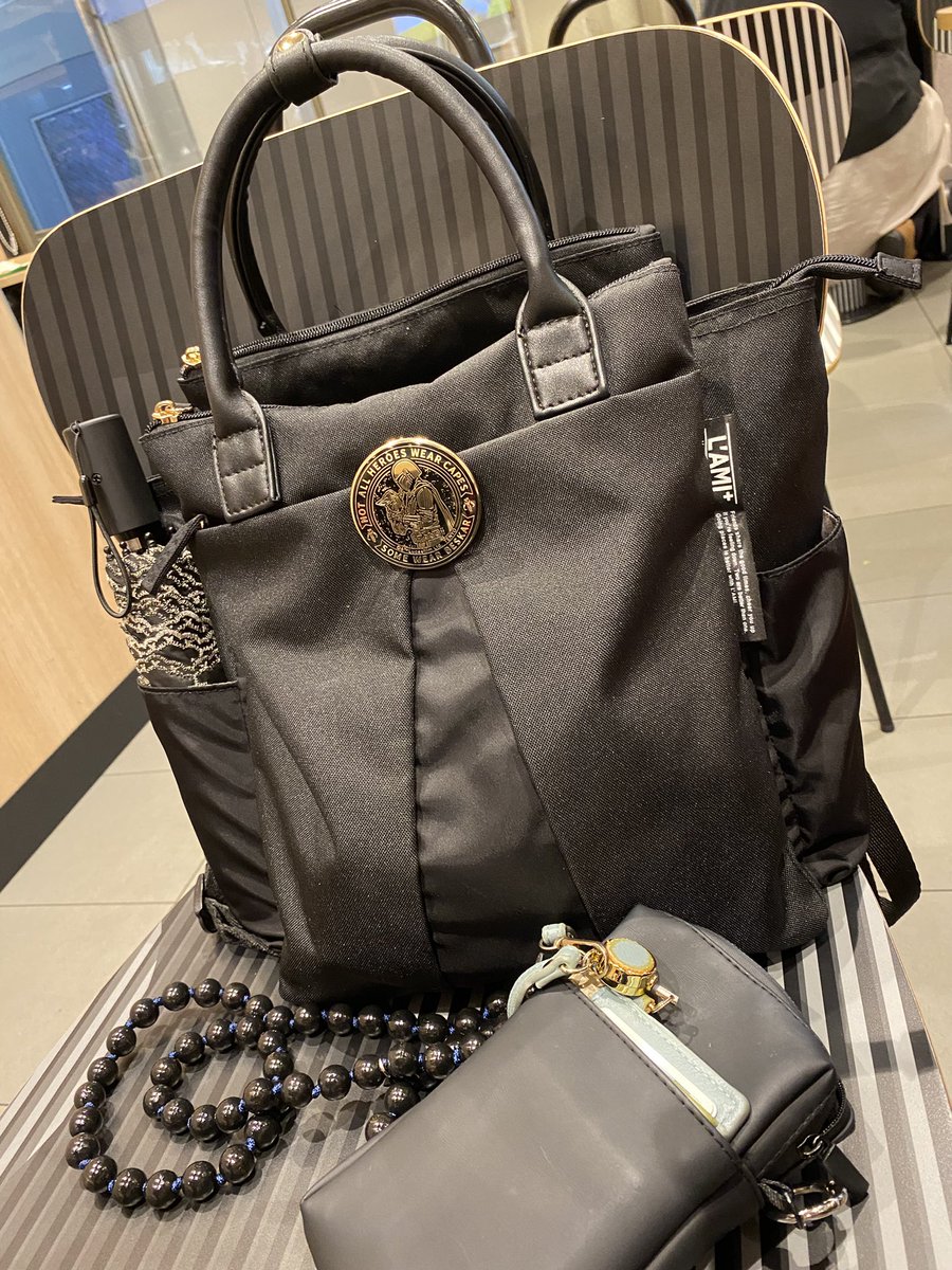 riepyramid's tweet photo. いつも使っているリュックにスター・ウォーズの金バッジつけてみたら、ブラックとゴールドの色合いもピッタリ合って一気にカッコよくなった🙌😭✨テンション上がる！⤴️
#スターウォーズ  #マンダロリアンアンドグローグー  #マンドーグローグー https://t.co/ESODp4uNFL