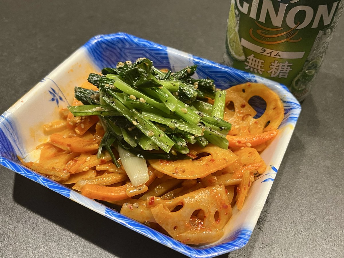 gochan_kitchen's tweet photo. 週初め1日目からこんな時間。
赤く染まった蓮根に惹かれて今夜のアテに。トレイのまま失礼しますね。

今日もおつかれした！
乾杯🍻

#おうちごはん
#夜ごはん
#晩酌 https://t.co/gHi97c4Bdu