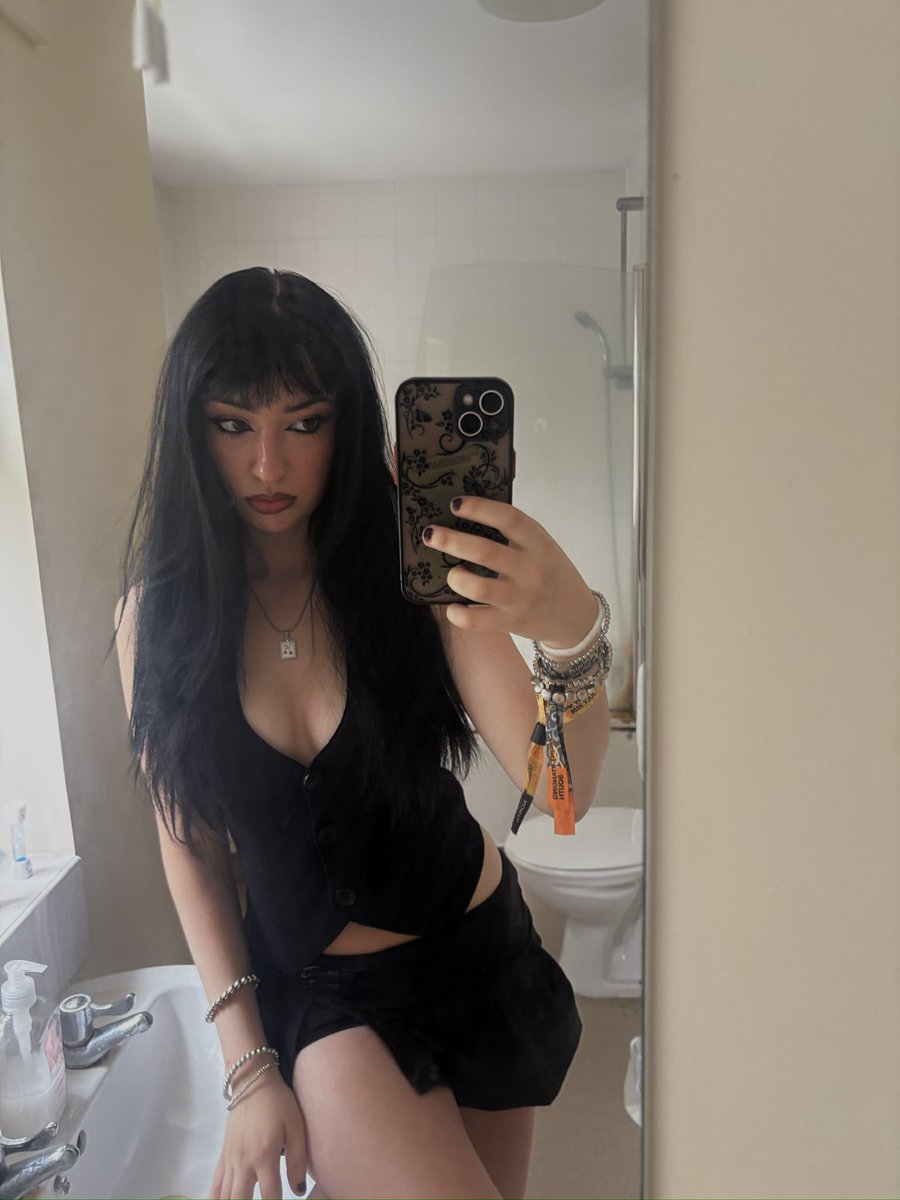 4thearcher's tweet photo. spoons pigs dm me #spoonspigs #findom https://t.co/HKW3b6KJ8m