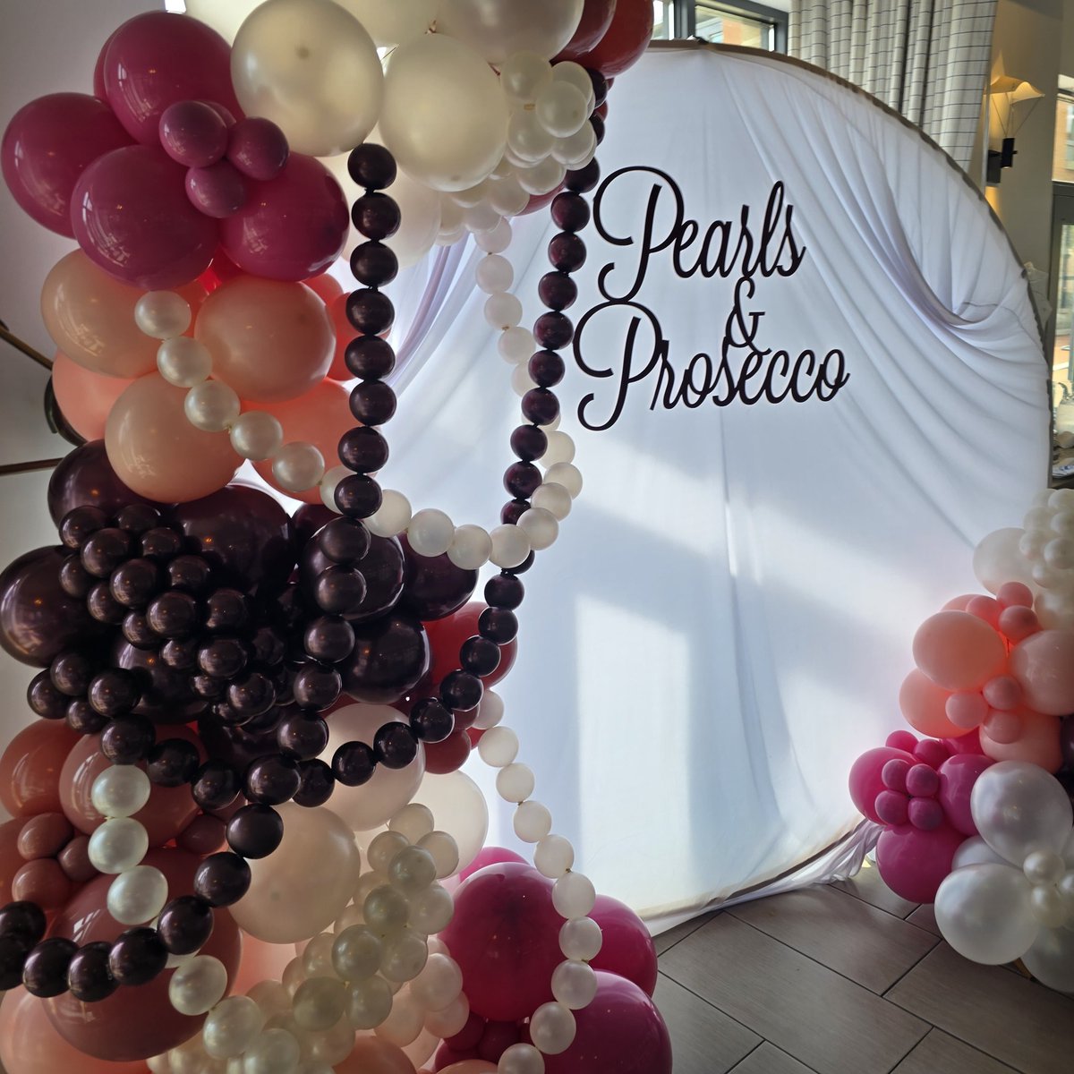 CrystalClearSo5's tweet photo. Pearls &amp; Prosecco Bridal Shower pearl🦪 🥂 @nickita1978
  @crystalclear.solutions
 *location: @hummingbirdotx
 *balloon supplier:  @balloons_direct @kalisanballoons
#dmvballoonartist  #crystalsballoons #pearlsandprosecco  #hummingbirdbarandkitchen 
 📍 Alexandria, VA https://t.co/BM3ps9iJhn