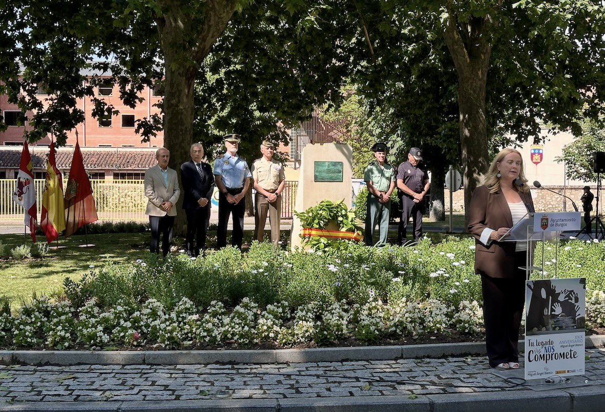 angelibaher's tweet photo. Hoy en Burgos, junto a la rotonda dedicada a la memoria de Miguel Blanco hemos rendido un sentido homenaje a su figura

29 años desde su vil asesinato no son suficientes ni para olvidar, ni para dejar de recordar que los herederos políticos de los asesinos siguen sin condenarlo https://t.co/bwkvh1EdF7