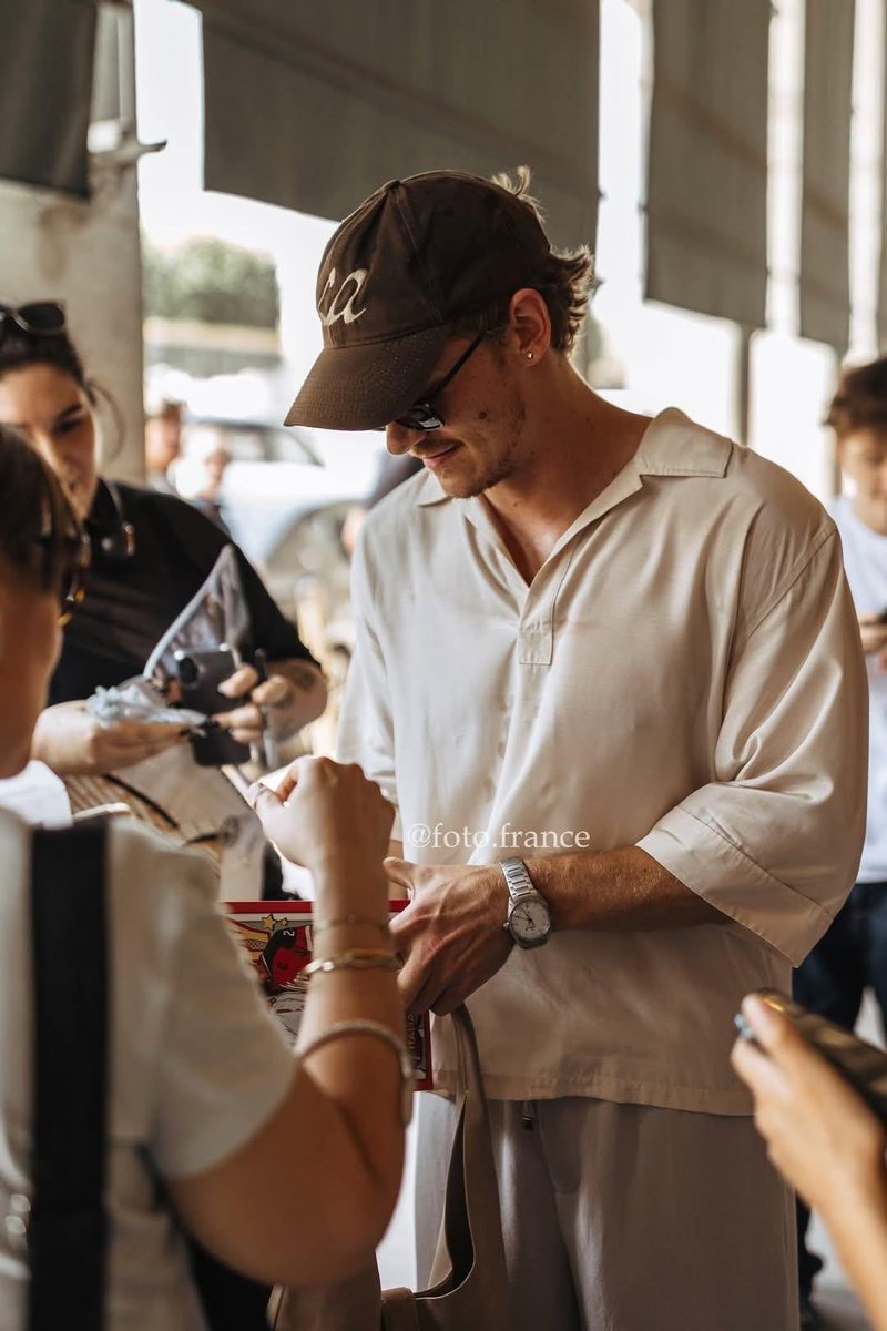 connorstupdates's tweet photo. SO CUTE 🥹

Connor Storrie with fans in Paris last month.

📸 foto.france https://t.co/A07e2uZP7L