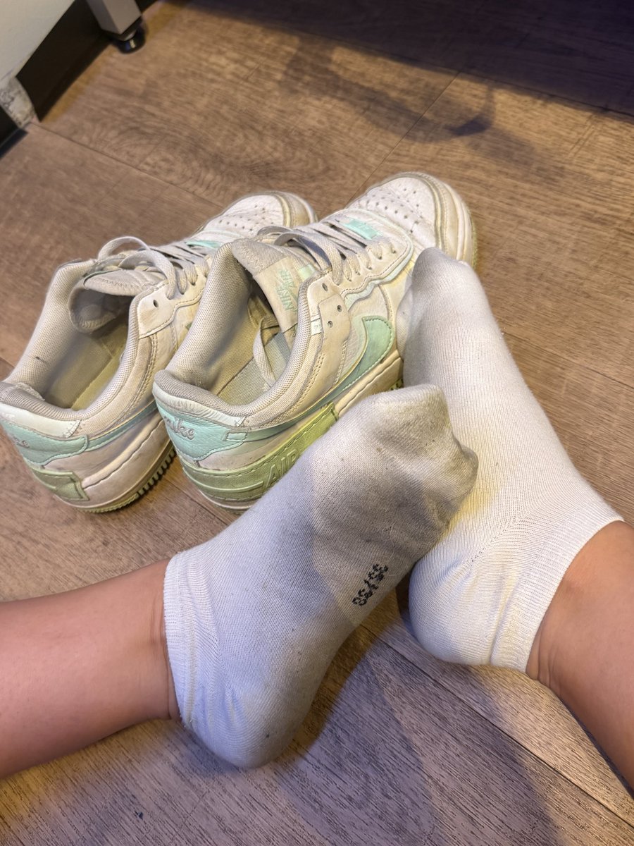 RubyRvll11's tweet photo. Meine wunderschönen verschwitzten Füße würden dir den Atem rauben, doch traust du dich an ihnen zu riechen?😉
@rt_feet 
@Tweety_Feet 
@crazyforsoles https://t.co/NbXvscA0Oa