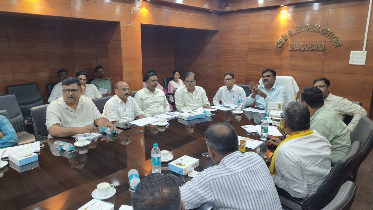 Suryaka55106912's tweet photo. @ceojharkhand jharkhand held a meeting today with the political parties.
On 14th July #BLOs are meeting with #political party's BLAs to discuss #ASDD list in each polling booth.
on 22nd  meeting final decision will be reached.
@KRajuINC 
@MahtoKeshavINC https://t.co/MrD1oImo9E