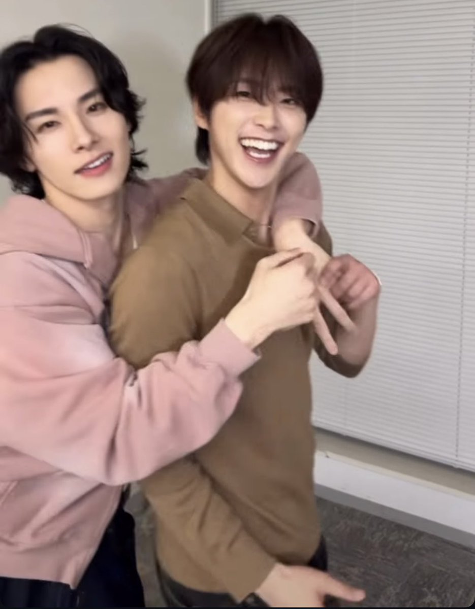 Yasu_Junki's tweet photo. 純拓のリール（TikTok）あがってる！🩵🩷
バックハグ（？）されて笑顔な純喜くんかわいいです https://t.co/pbhsTXmj8s