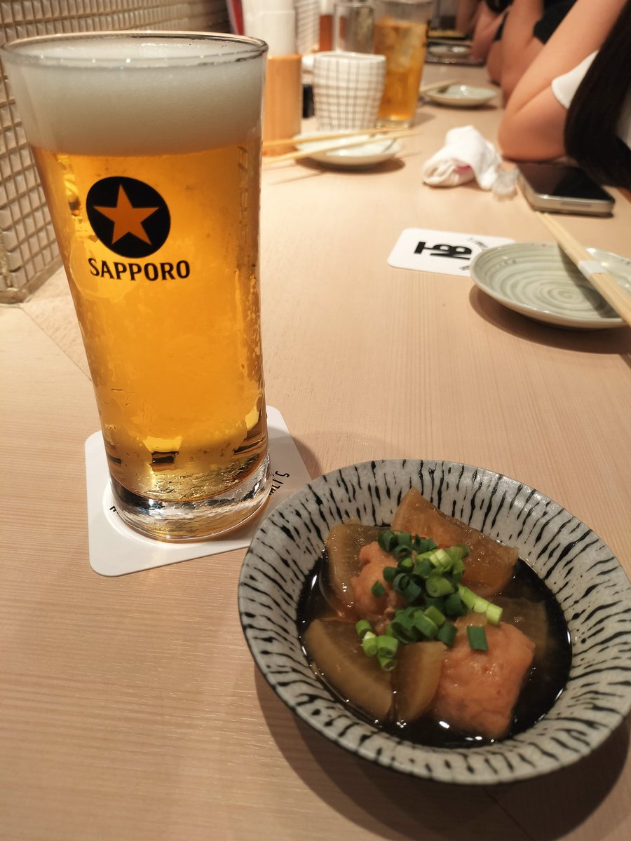 hideto328's tweet photo. 『おとなの週末』の記事で気になってた「酒場MORI」に行ってきた。記事にも出てる料理長はいらっしゃったけど、スタッフも客層も全体的に若くてワチャワチャしてた。でもビールも料理も全体的に美味しく時間が合えばまたいきたいかな。ここはビールを注ぎ分けてくれるですよ。https://t.co/U92LydzuB5 https://t.co/ZADZpfiKM0