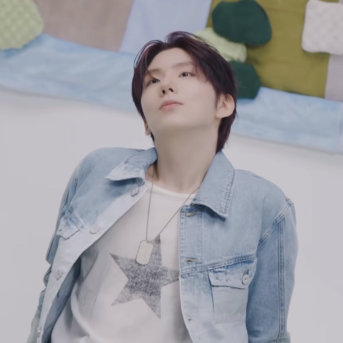 dawnuayo's tweet photo. the brotherhood of the travelling star shirt once shownu was done with the shirt for do you love me era it was passed onto kihyun for so good era https://t.co/zWhCzowEMG