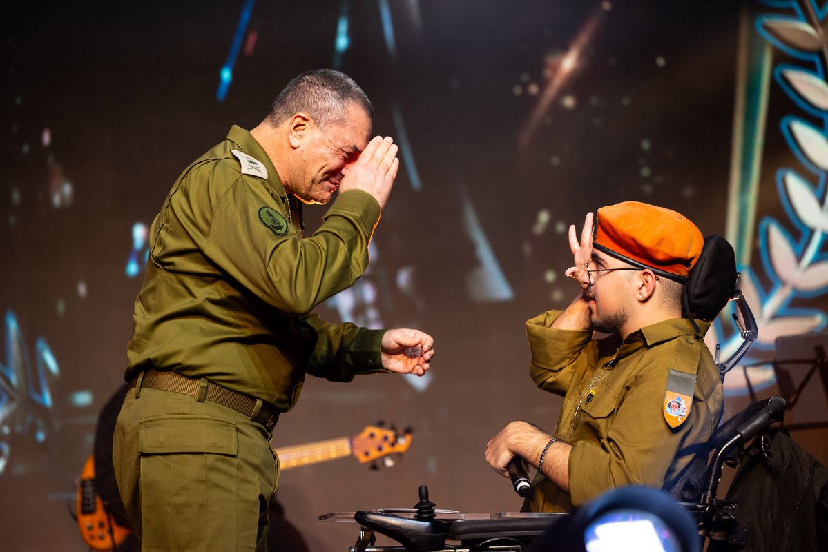 tzvaim_pro's tweet photo. 1,200 חיילים עם צרכים מיוחדים בהפקה מרגשת!
במעמד נשיא המדינה, הרמטכ״ל וראשי המשק הישראלי התקיים אירוע הצדעה מיוחד בהאנגר 11, תל אביב.
הפקה שמוקדשת כולה לאנשים הגדולים באמת 

הפקה ותכנון: חברת @tzvaim_pro 
צילומים: Chaiim Tuito מנדי טויטו Ariel Ohana
vj: Yossi Mor Yosef https://t.co/XH5uzLdGLe