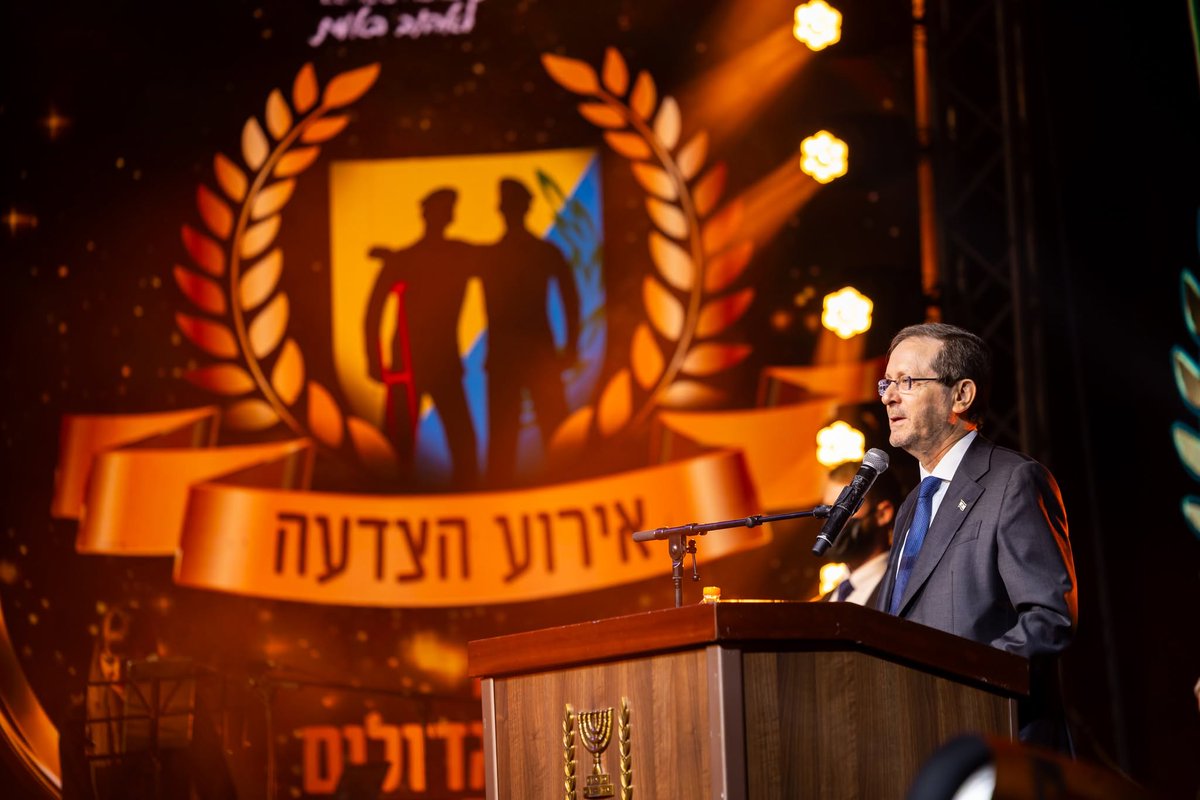 tzvaim_pro's tweet photo. 1,200 חיילים עם צרכים מיוחדים בהפקה מרגשת!
במעמד נשיא המדינה, הרמטכ״ל וראשי המשק הישראלי התקיים אירוע הצדעה מיוחד בהאנגר 11, תל אביב.
הפקה שמוקדשת כולה לאנשים הגדולים באמת 

הפקה ותכנון: חברת @tzvaim_pro 
צילומים: Chaiim Tuito מנדי טויטו Ariel Ohana
vj: Yossi Mor Yosef https://t.co/XH5uzLdGLe