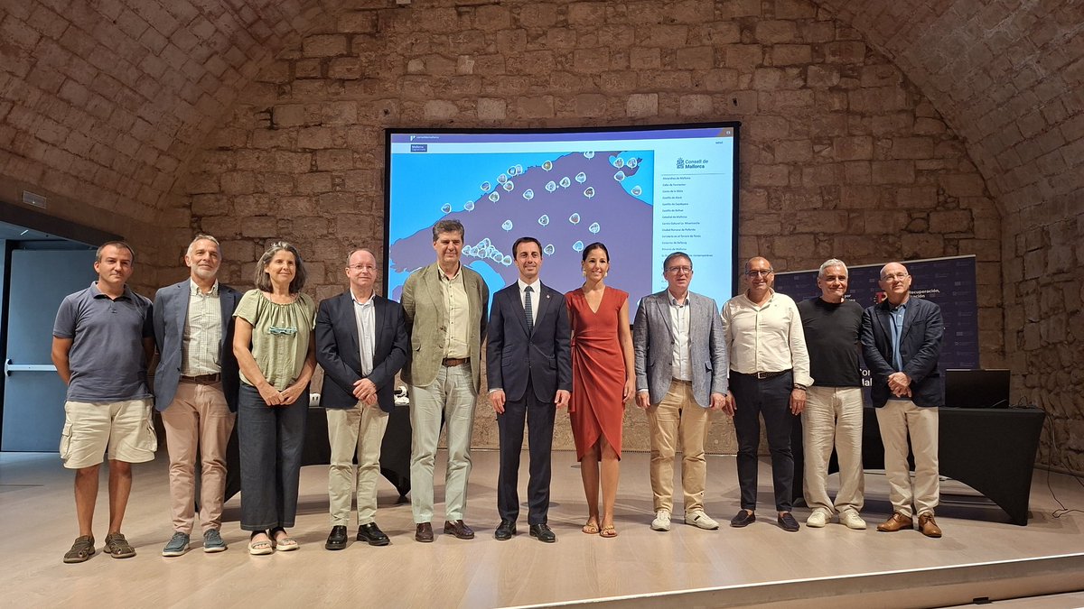 turismeGOIB's tweet photo. «Mallorca Digitalitzada i Realitat Augmentada» ja és una realitat📲

El conseller @jbauzamayol acudeix a la presentació del projecte del @ConselldeMca

Donam suport a una iniciativa que millora l'experiència del visitant i contribueix a la diversificació i desestacionalització🤝 https://t.co/nO2mX6AJdO