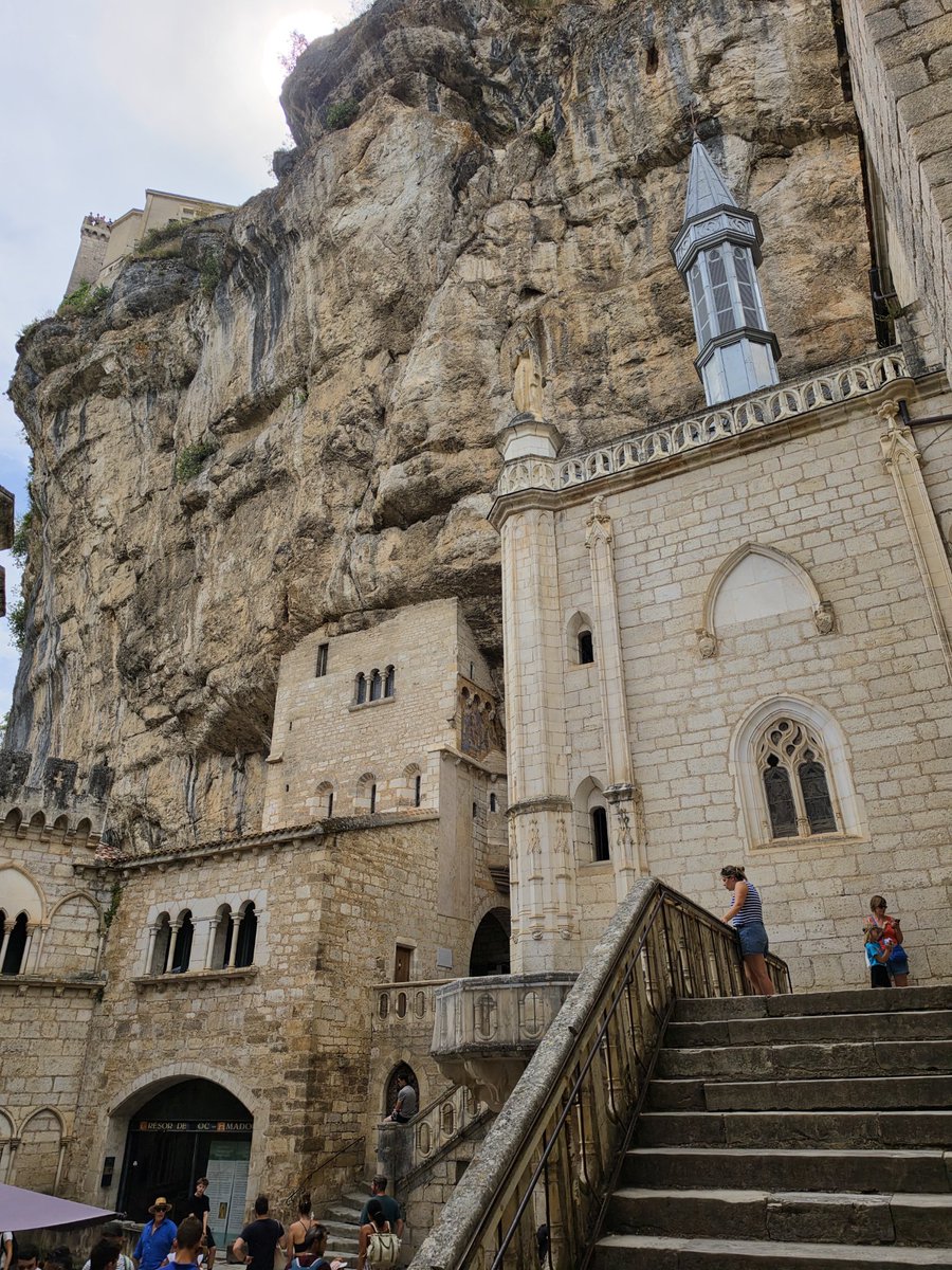 CFersura's tweet photo. Agora cheguei em #Rocamadour é uma das vilas medievais mais impressionantes e famosas da França. https://t.co/1ZdZrP3MJ5