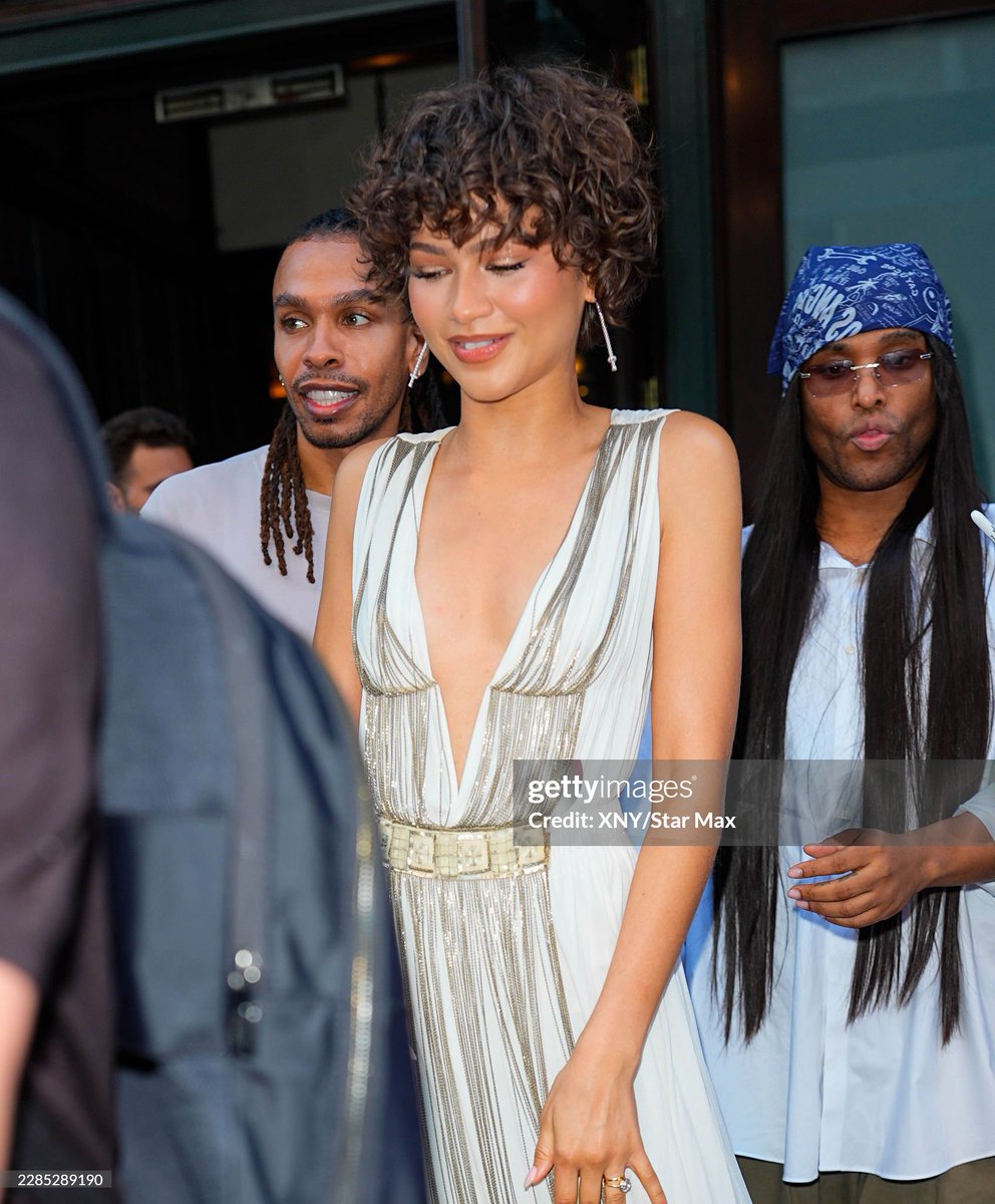 cinevampz's tweet photo. Law and Zendaya serving face cards https://t.co/wXA0DXrM9j