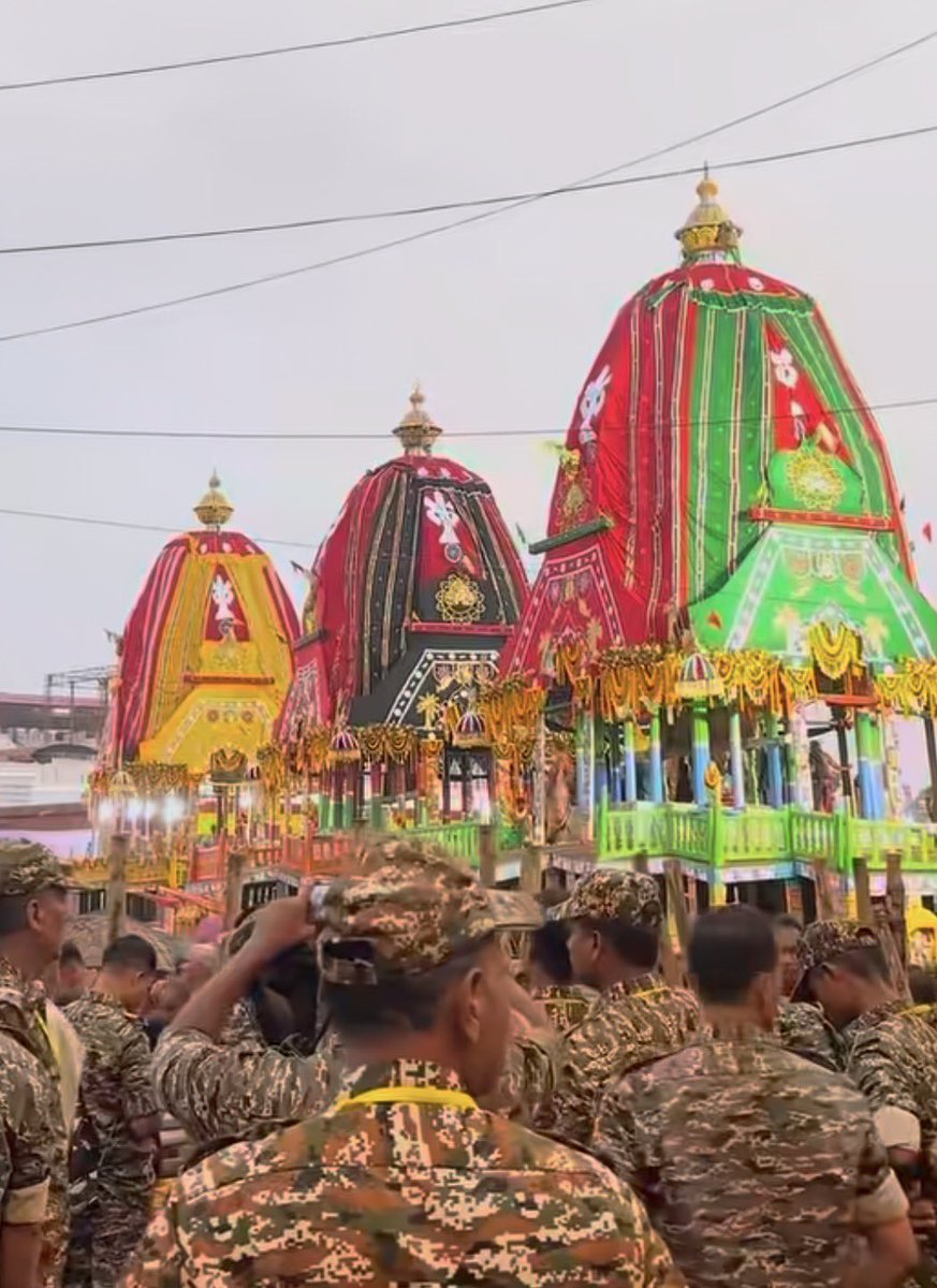 manas_muduli's tweet photo. #DidYouKnow Each Ratha of Puri’s Ratha Jatra has its own distinct colour combination:

A total of 1,250 metres of cloth is used to adorn the three Rathas.

1. Nandighosha (Shree Jagannatha) - Red & Yellow - 425 metres of cloth

2. Taladhwaja (Shree Balabhadra) - Red & Green - 425 metres of cloth

3. Darpadalana (Devi Subhadra) - Red & Black - 400 metres of cloth 

These vibrant colours are reflected in the sacred Chanduas that adorn each chariot, making every Ratha instantly recognizable.

Jai Jagannatha. 🙏