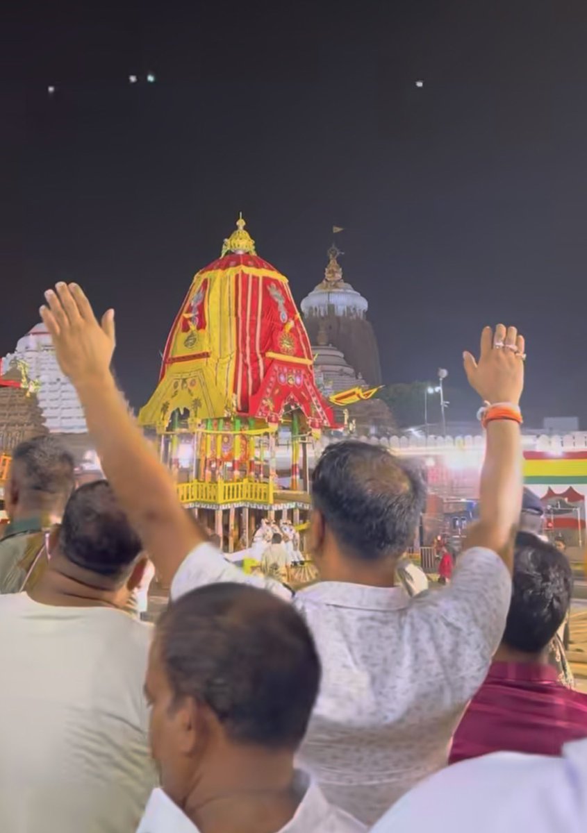 manas_muduli's tweet photo. #DidYouKnow Each Ratha of Puri’s Ratha Jatra has its own distinct colour combination:

A total of 1,250 metres of cloth is used to adorn the three Rathas.

1. Nandighosha (Shree Jagannatha) - Red & Yellow - 425 metres of cloth

2. Taladhwaja (Shree Balabhadra) - Red & Green - 425 metres of cloth

3. Darpadalana (Devi Subhadra) - Red & Black - 400 metres of cloth 

These vibrant colours are reflected in the sacred Chanduas that adorn each chariot, making every Ratha instantly recognizable.

Jai Jagannatha. 🙏