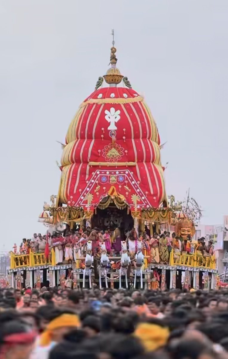 manas_muduli's tweet photo. #DidYouKnow Each Ratha of Puri’s Ratha Jatra has its own distinct colour combination:

A total of 1,250 metres of cloth is used to adorn the three Rathas.

1. Nandighosha (Shree Jagannatha) - Red & Yellow - 425 metres of cloth

2. Taladhwaja (Shree Balabhadra) - Red & Green - 425 metres of cloth

3. Darpadalana (Devi Subhadra) - Red & Black - 400 metres of cloth 

These vibrant colours are reflected in the sacred Chanduas that adorn each chariot, making every Ratha instantly recognizable.

Jai Jagannatha. 🙏