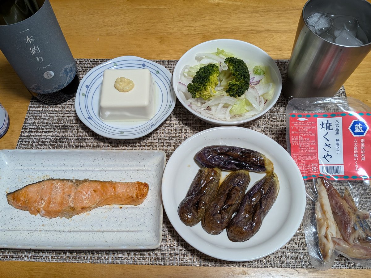7L4TID's tweet photo. 八丈町で買ってきた青唐辛子焼くさやを肴に島焼酎グビグビ🤤🍶してたら早々に寝落ちしてた😪
島焼酎は、八丈島酒造さんの「一本釣り」🏝️
現地で呑みきれ無かった瓶を家に持ち帰りました。
皆さん一日おつかれさまでした👍 https://t.co/Mjj6wI0XCz