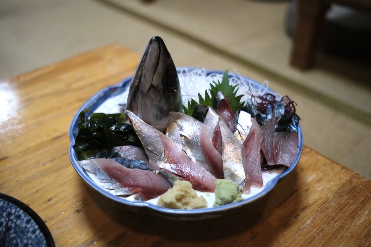 fukuhomu's tweet photo. 「シャンパンタワーみたいだああ！」と、豪快に注がれる日本酒を見てゲラゲラ笑いながら楽しむ福井の夜。

立派なサバと、巨大なバイ貝にも驚く。 https://t.co/1vqGAHPCzO