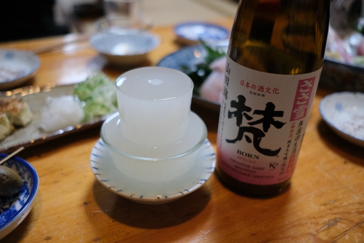 fukuhomu's tweet photo. 「シャンパンタワーみたいだああ！」と、豪快に注がれる日本酒を見てゲラゲラ笑いながら楽しむ福井の夜。

立派なサバと、巨大なバイ貝にも驚く。 https://t.co/1vqGAHPCzO
