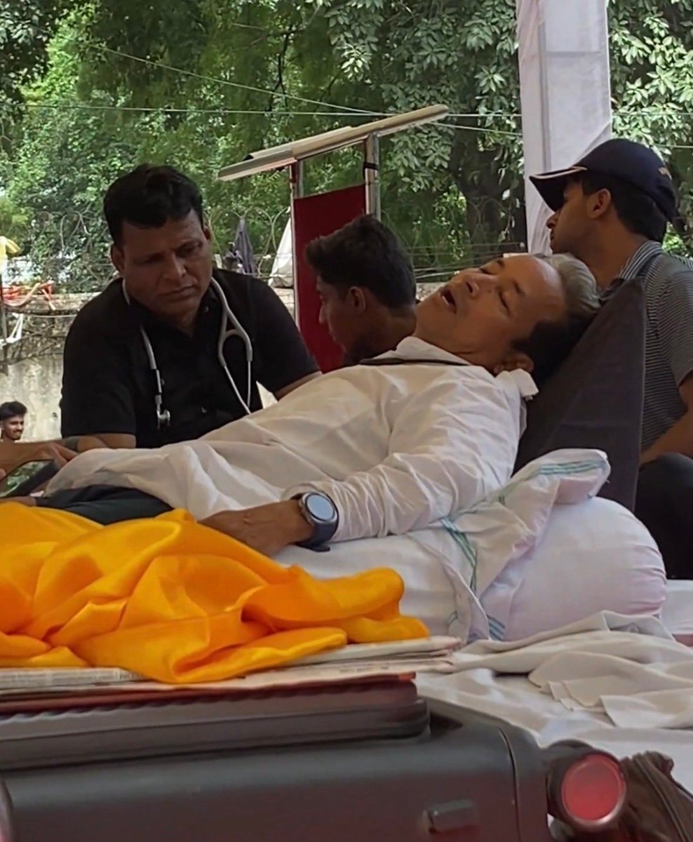 iamAKstalin's tweet photo. प्रिय @Wangchuk66 जी,

कृपया अपना आमरण अनशन समाप्त कर दीजिए।

इतिहास गवाह है कि इस देश में जब-जब व्यवस्था अन्याय के रास्ते पर चली, तब-तब कुछ लोगों ने अपने शरीर को ही संघर्ष का सबसे बड़ा हथियार बनाया। 

महात्मा गांधी के सत्याग्रह ने अंग्रेज़ी हुकूमत को झुकने पर मजबूर किया। अन्ना हज़ारे के अनशन ने पूरे देश में जनजागरण की लहर पैदा कर दी।

आज आप भी शिक्षा व्यवस्था में सुधार और देश के करोड़ों विद्यार्थियों के भविष्य की लड़ाई लड़ रहे हैं। 

आपका संघर्ष किसी व्यक्तिगत स्वार्थ का नहीं, बल्कि उस भारत का है जहाँ शिक्षा अवसर दे, निराशा नहीं।

लेकिन यह भी एक कड़वी सच्चाई है कि जब सत्ता जनता की आवाज़ सुनना बंद कर देती है, तब वह अनशन पर बैठे व्यक्ति के जीवन की चिंता भी नहीं करती। 

आपने अपना संदेश पूरे देश तक पहुँचा दिया है। आपने यह दिखा दिया है कि लोकतांत्रिक और शांतिपूर्ण संघर्ष आज भी जीवित है।

अब देश को आपकी शहादत नहीं, आपका नेतृत्व चाहिए। आपकी कलम, आपकी सोच और आपकी आवाज़ लाखों युवाओं की उम्मीद है। 

यदि आपको कुछ हो गया, तो यह केवल एक व्यक्ति की क्षति नहीं होगी, बल्कि एक जनआंदोलन को भी गहरा आघात पहुँचेगा।

इसलिए हाथ जोड़कर निवेदन है कि अपना आमरण अनशन समाप्त करें और इस संघर्ष को नए संकल्प, नए जनसमर्थन और व्यापक जनआंदोलन के साथ आगे बढ़ाइए।

गांधी जी ने सिखाया था कि सत्याग्रह जीवन बचाने के लिए होता है, जीवन समाप्त करने के लिए नहीं।

देश को आपकी ज़रूरत है, आपका संघर्ष जारी रहना चाहिए। 🙏🇮🇳