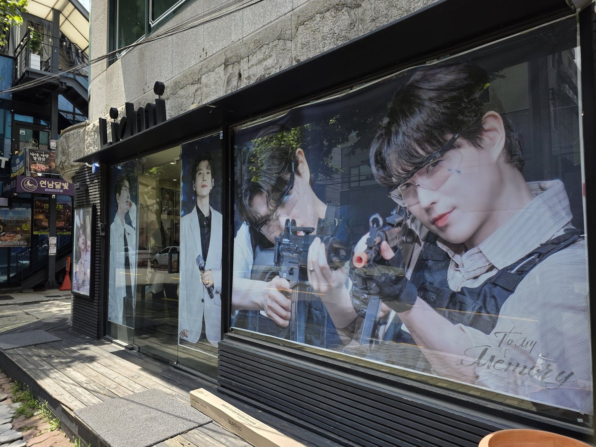 amxm8402's tweet photo. 멀리서부터 반겨주던 두훈님의 미모에 홀려 더운것도 잊고 홀린듯 들어가니 더 많은 두훈님이 반겨주던 카페...!
운영진분들도 너무 친절하시구 공간도 너무 예뻐서 짧은시간 머물렀만 너무 행복했어요...!
에쁜카페 열어주셔서 감사함미당!😆😆

@To_my_memory https://t.co/MunA1KmkA9