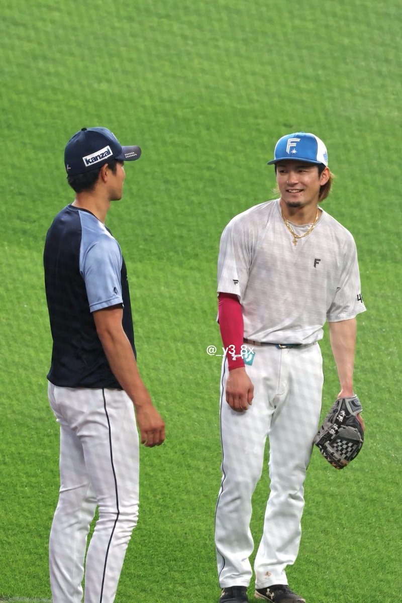_y3_8x's tweet photo. 2人ともにこにこで楽しそうにお話してた🐱
 #水野達稀  #石井一成
 #lovefighters https://t.co/OZ87BEyUNY