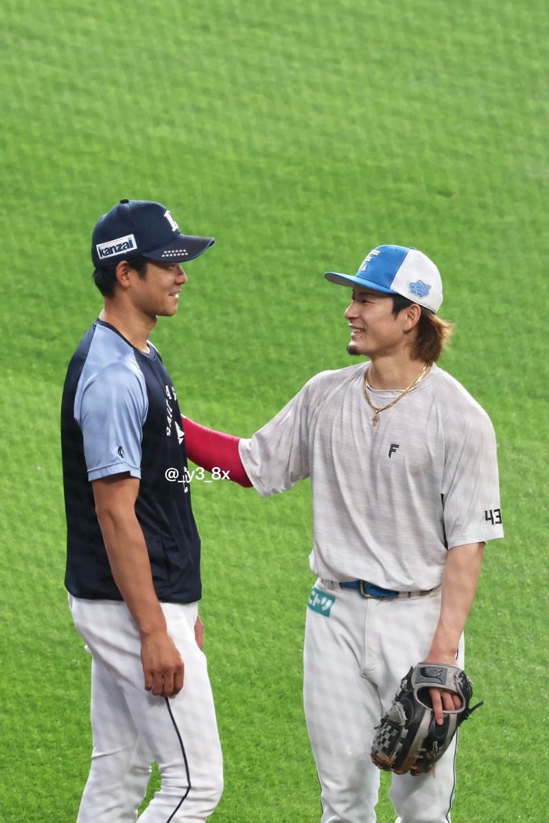 _y3_8x's tweet photo. 2人ともにこにこで楽しそうにお話してた🐱
 #水野達稀  #石井一成
 #lovefighters https://t.co/OZ87BEyUNY