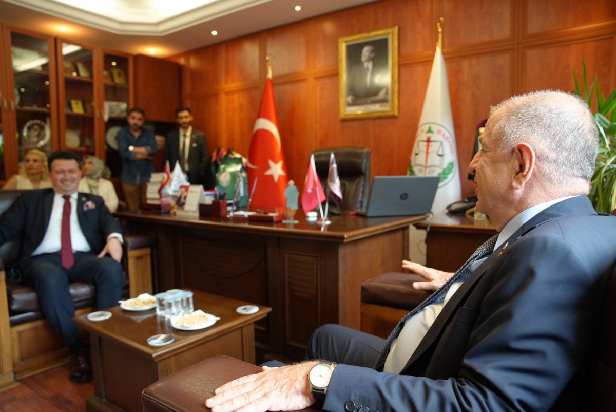 zaferpartisi's tweet photo. Genel Başkanımız Prof. Dr. Ümit Özdağ; beraberindeki Başkanlık Divanı Üyelerimiz Azmi Karamahmutoğlu, Suzan Küçüksaraç ve Zekeriya Mete ile birlikte Giresun Barosu'nu ziyaret etti.
  
Heyetimiz, ziyaret kapsamında Giresun Barosu Başkanı Sayın Av. Soner Karademir ile bir araya gelerek istişarelerde bulundu.

Nazik ev sahiplikleri için Sayın Av. Soner Karademir'e ve Giresun Barosu yönetimine teşekkürlerimizi iletiyoruz.