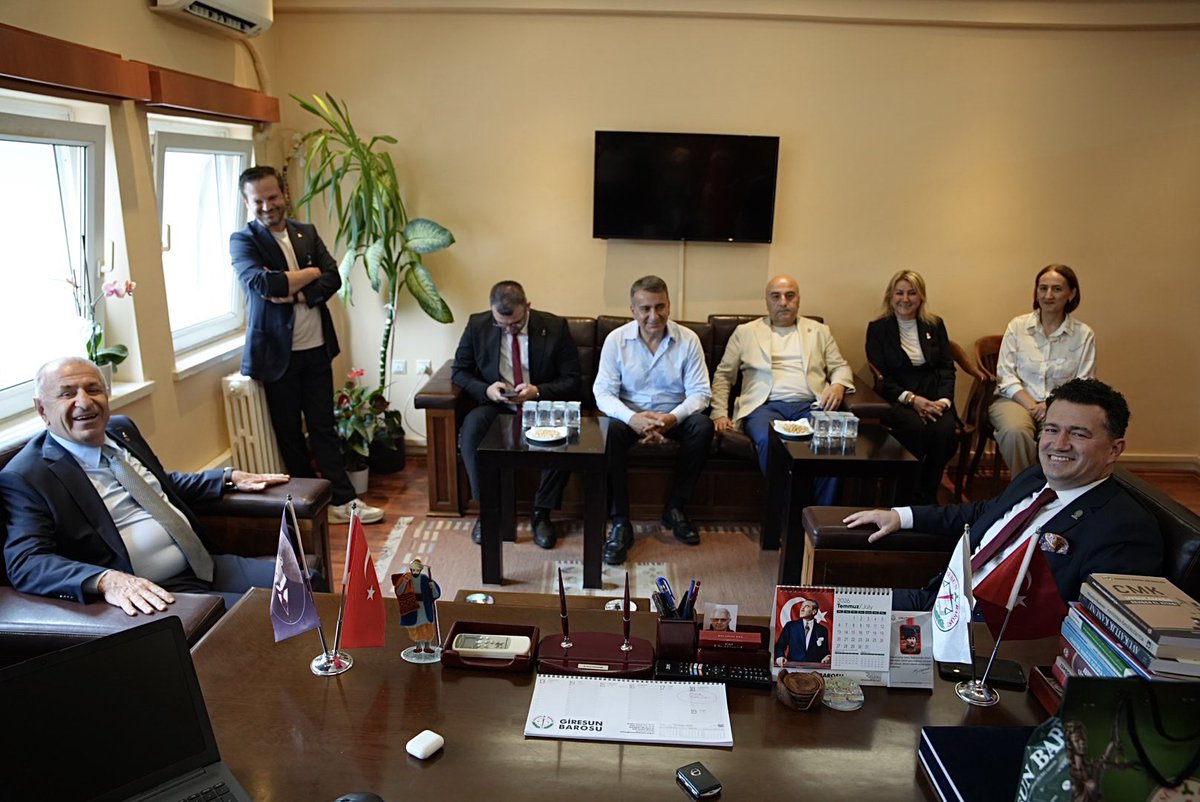 zaferpartisi's tweet photo. Genel Başkanımız Prof. Dr. Ümit Özdağ; beraberindeki Başkanlık Divanı Üyelerimiz Azmi Karamahmutoğlu, Suzan Küçüksaraç ve Zekeriya Mete ile birlikte Giresun Barosu'nu ziyaret etti.
  
Heyetimiz, ziyaret kapsamında Giresun Barosu Başkanı Sayın Av. Soner Karademir ile bir araya gelerek istişarelerde bulundu.

Nazik ev sahiplikleri için Sayın Av. Soner Karademir'e ve Giresun Barosu yönetimine teşekkürlerimizi iletiyoruz.