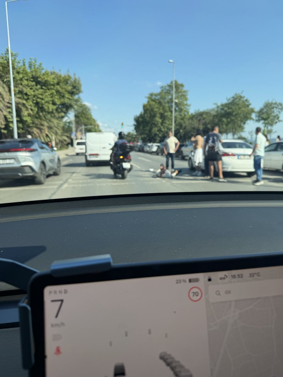 ede3oz3ko's tweet photo. @radyotrafik34 çetin emeç bulv. Sahil bostancı yönü motor kazası mevcut orta şeritte tek şerit akıyor ambulansı aradım sıkışıyor trafik https://t.co/kvqiD2CVUu