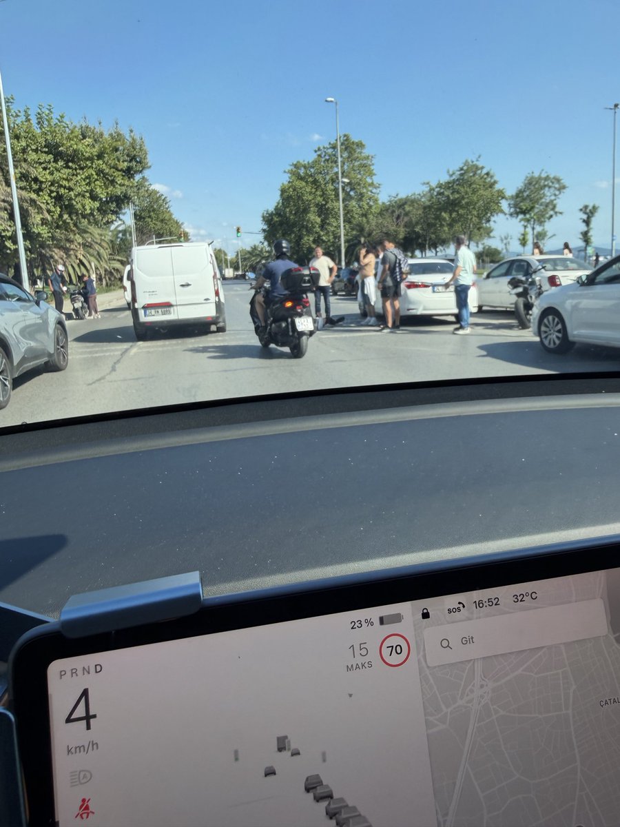 ede3oz3ko's tweet photo. @radyotrafik34 çetin emeç bulv. Sahil bostancı yönü motor kazası mevcut orta şeritte tek şerit akıyor ambulansı aradım sıkışıyor trafik https://t.co/kvqiD2CVUu