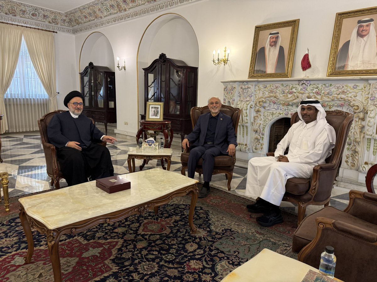 abtahi_m's tweet photo. رفتم سفارت قطر
دفتر باز گذاشته بودند برای امضای یادبود درگذشت امیر سابق قطر
به خاطر دوستی در ۲۰ سال پیش رفتم دفتر را امضا کردم.
اقای علی اکبر صالحی هم آنجا بود. هرسه عربی حرف می زدیم

#حمد_بن_خلیفه
#قطر https://t.co/GM3vTEPuyP