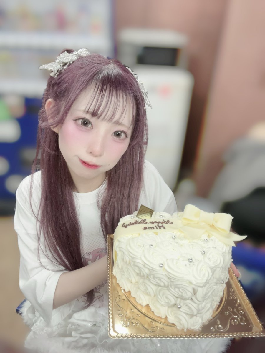 SYAAMiNE_mafuyu's tweet photo. たくさんのプレゼントありがとう🐑🤍

バルスタ：おっきくてまっしろでモモンガちゃんにティアラ付いててめちゃ可愛かった🫶🏻
花束：人生で1番大きい花束でとっても可愛かった！！
ケーキ：ハートにリボン付いててかわちすぎた！今年も白いのに中はチョコで嬉しかった！とってもおいしかった！！🤍 https://t.co/jrwumDPs4y
