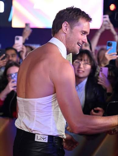 phan_versace's tweet photo. "Who does he think he is? Running around in that little halter neck?" Bailey didn't want to admit she was jealous of his #unabashed #magnetism while the assassin ladies #embraced him.
"You are just as valued as him," Rob Roy assured.
"How?"
"One day, you'll know." #vss365 https://t.co/0YA3riiZV3
