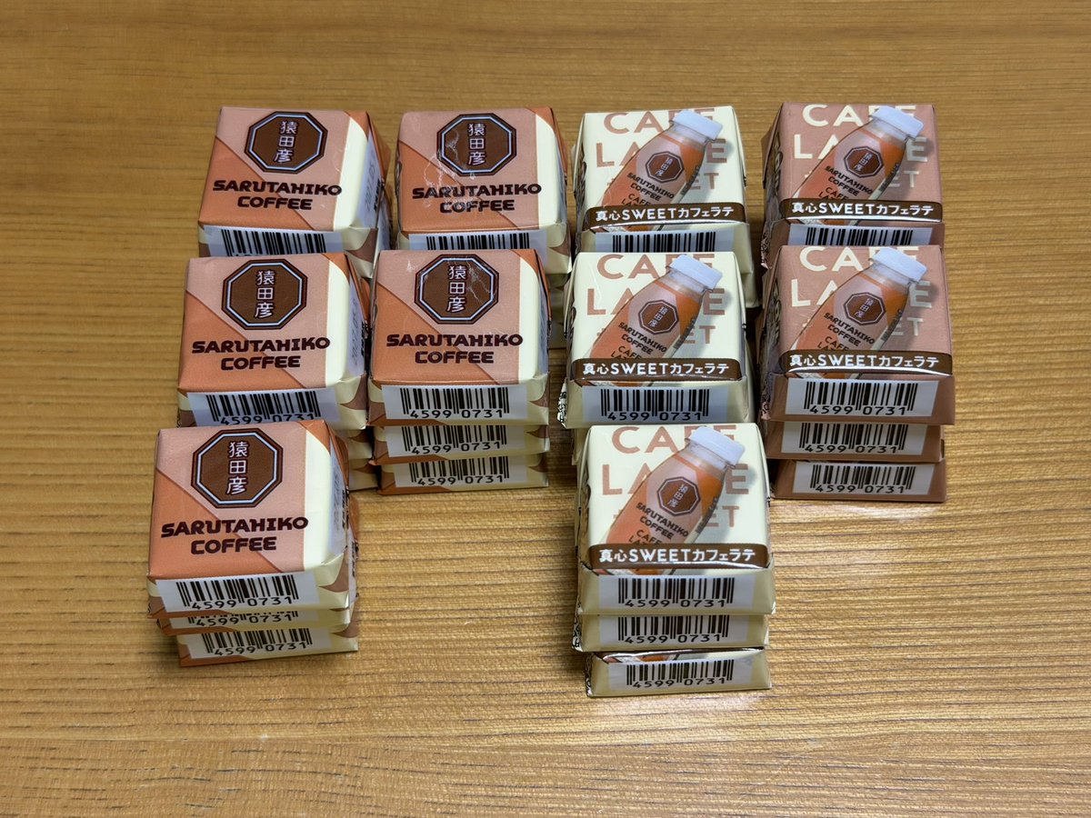 Ms__emuzu's tweet photo. ローソン限定 チロルチョコ×猿田彦珈琲　真心SWEETカフェラテ

口の中で溶かしたらまるでカフェラテ飲んでるみたい☕️
高級なモールドのヤーツなので間違いないヤツ✨
今年1番好きな味かも😊

コラボ先のカフェラテはローソンに無かった🥺探して飲んでみよ🥳
#チロルチョコハンター https://t.co/baYIxjYyvb
