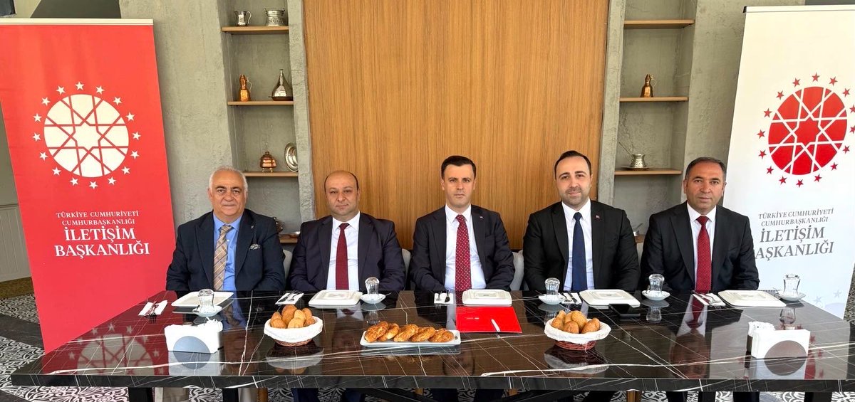 iletisim_Erzcan's tweet photo. Bölge Müdürlüğümüzün ev sahipliğindeki tanışma kahvaltısında Vali Yardımcımız Sn. Nurullah Kaya, BİK Erzurum Bölge Müdürü Sn. Ali Aktaş, Erzincan Gazeteciler Cemiyeti Başkanı Sn. Zeki Demirbaş, #Erzincan Valiliği Basın Müdürü Sn. Kemal Akpınar ve basın mensuplarımızla buluştuk. https://t.co/65YA34fPMQ