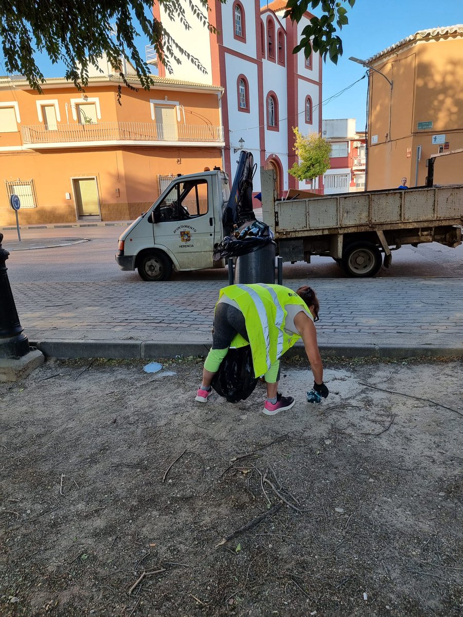 SergioGNC's tweet photo. 💪🏼 Mantenimiento de zonas infantiles, zonas verdes y cunetas en los accesos de la localidad han centrado los trabajos de hoy. 
Además estamos realizando una poda de las ramas más bajas de los árboles en zonas de paseo. 
Lo de los contenedores hoy, mejor ni comentarlo... 🐖🐖 https://t.co/TY4MBdSHEv