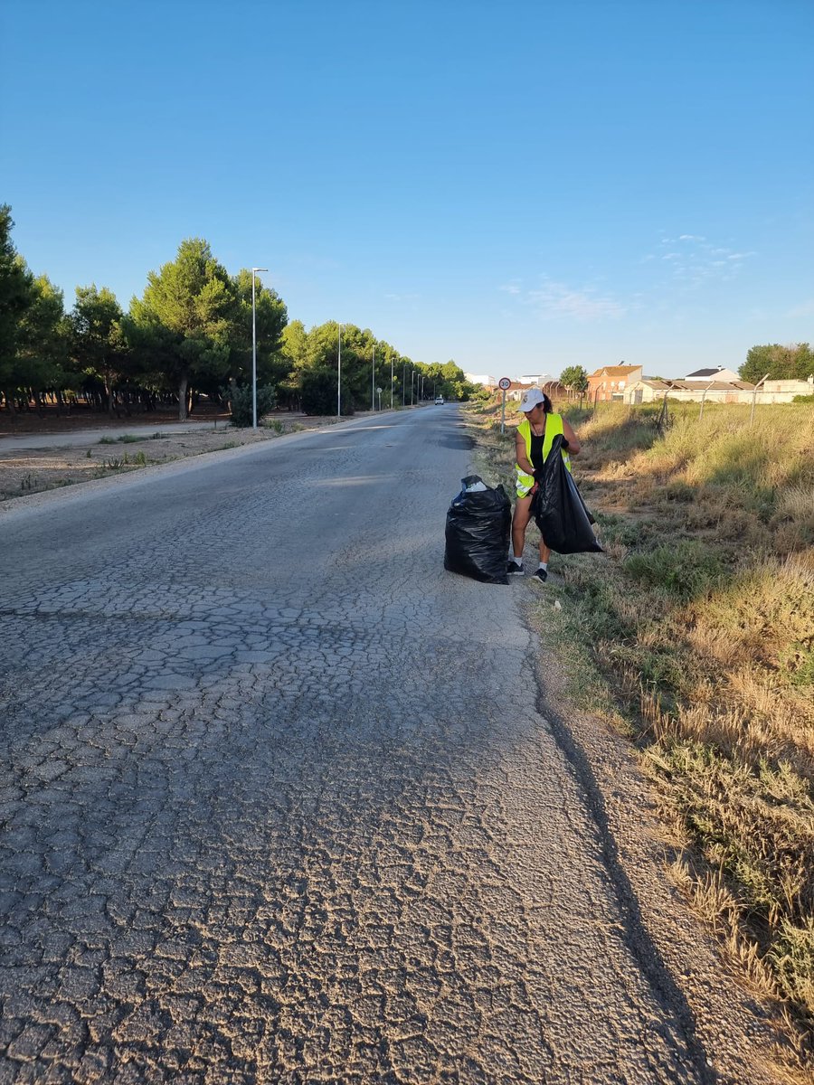 SergioGNC's tweet photo. 💪🏼 Mantenimiento de zonas infantiles, zonas verdes y cunetas en los accesos de la localidad han centrado los trabajos de hoy. 
Además estamos realizando una poda de las ramas más bajas de los árboles en zonas de paseo. 
Lo de los contenedores hoy, mejor ni comentarlo... 🐖🐖 https://t.co/TY4MBdSHEv