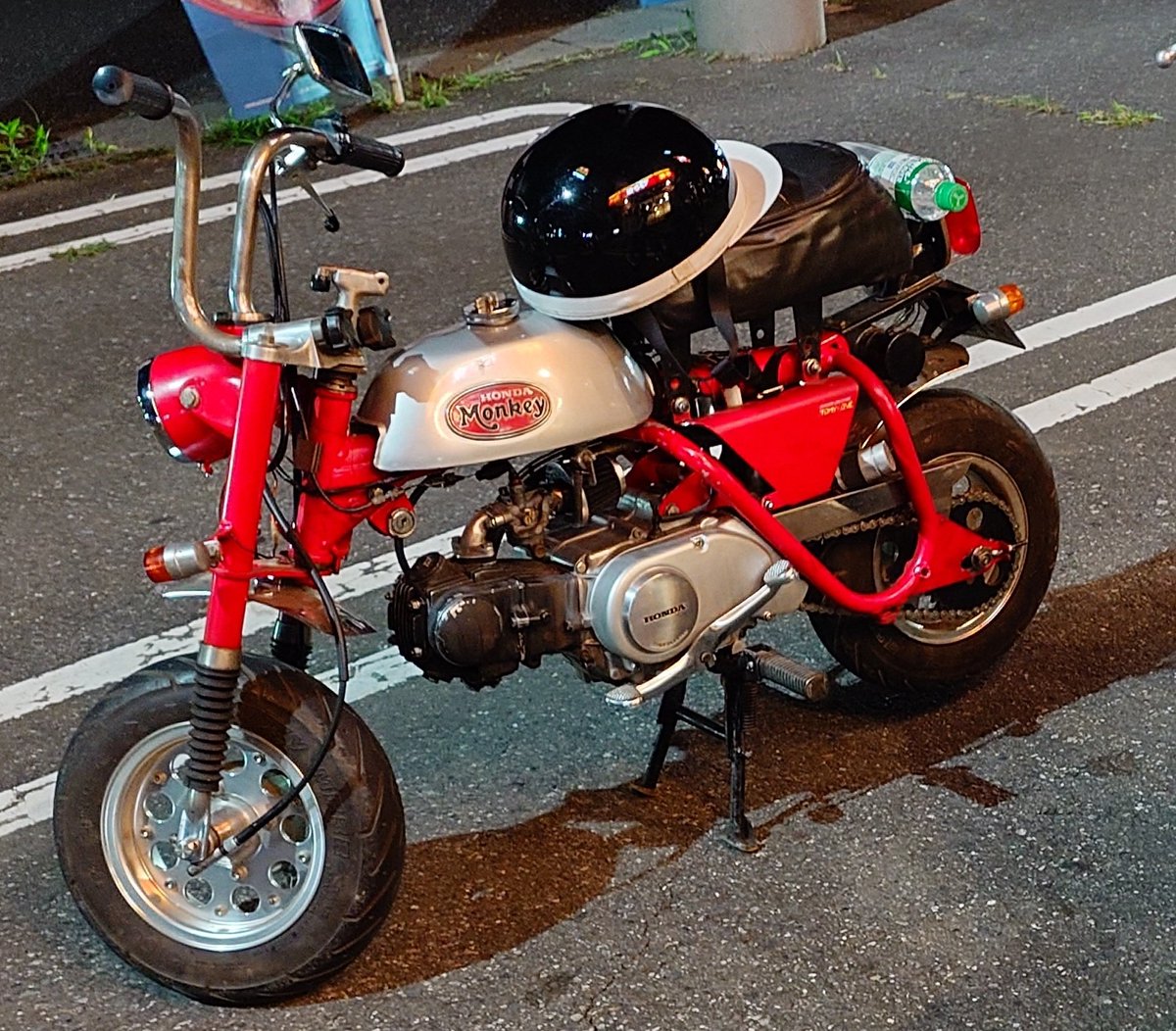 musubi0521's tweet photo. このモンキー、
Z50Aというほんとに古い個体で…
キャブは純正でKEIHINがついてるけど専用設計とまぁ癖が強い(^_^;)
天候やら気温やらとその都度調整が必要だけど弄ってて楽しい(^^)
しかもかなりコンパクトw
３０年も前から不動だったのがようやっと動いたぞ親父！(^_^;)

#ホンダ
#モンキー
#原付 https://t.co/uzZzoLx6ea