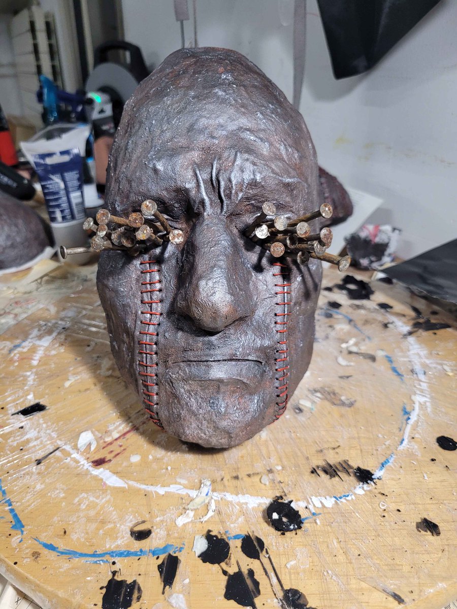 Nbr44's tweet photo. "Witness", paper maché, acrylics and old pallet nails. Though the underlying medium is of course completely different, painting is using methods and advice from @SKSProps content. #art #papermache #cosplay #masksmithing https://t.co/KPGgI9ch0l